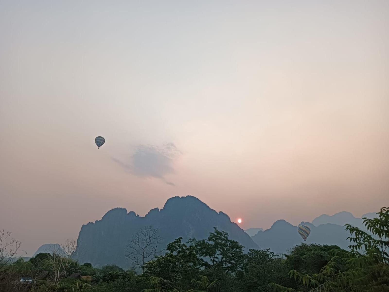 Bountang Mountain View Riverside Hotel Vang Vieng Exteriör bild