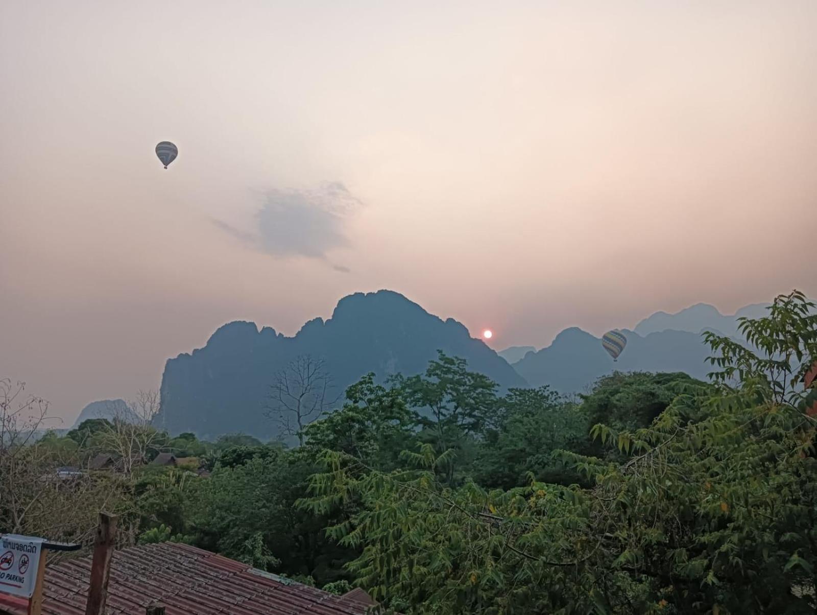 Bountang Mountain View Riverside Hotel Vang Vieng Exteriör bild
